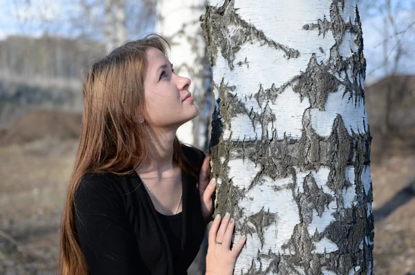 Ragazza dai capelli lunghi in una foresta di betulle russa, primo piano — Foto Stock