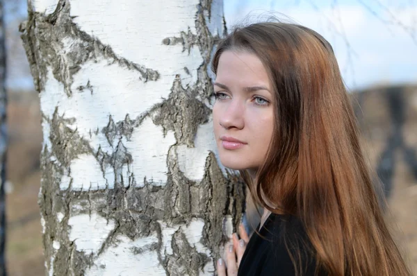 Langhaarige Mädchen in einem russischen Birkenwald, Nahaufnahme — Stockfoto