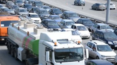 Araba trafik sıkışıklığı Ufa Rusya karayolu üzerinde