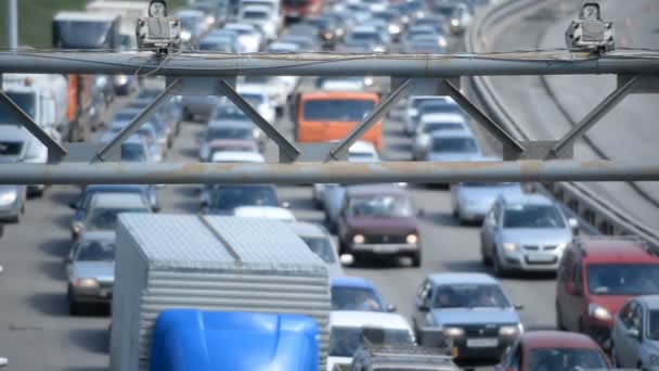 Auto dopravní zácpě na dálnici v Rusku Ufa — Stock video