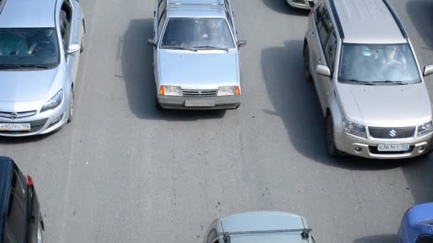 Автомобильная пробка на трассе в Уфе — стоковое видео