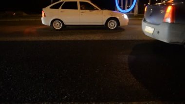 Yol trafik sıkışıklığı. Wort, akşam, gece. Ufa Rusya
