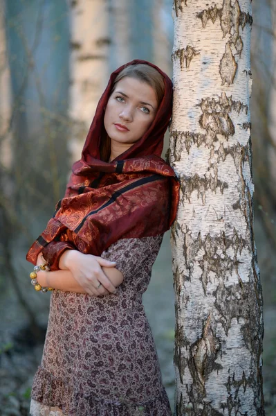 Русская девушка в шарфе в березовом лесу, крупным планом — стоковое фото