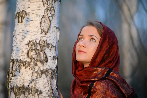 Ragazza russa in una sciarpa in una foresta di betulle, primo piano — Foto Stock
