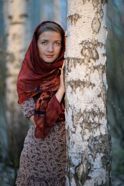 俄罗斯姑娘在一条围巾在白桦林，特写 — 图库照片