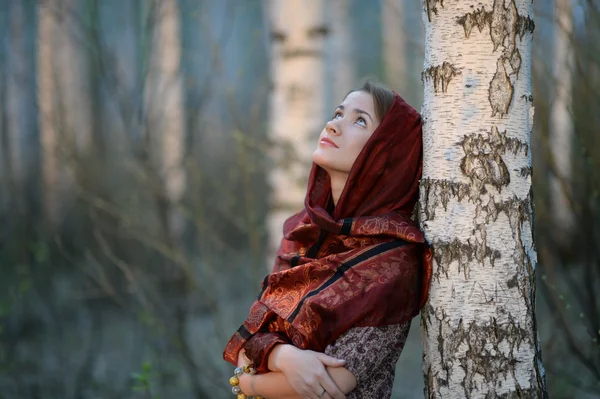 Ragazza russa in una sciarpa in una foresta di betulle, primo piano — Foto Stock