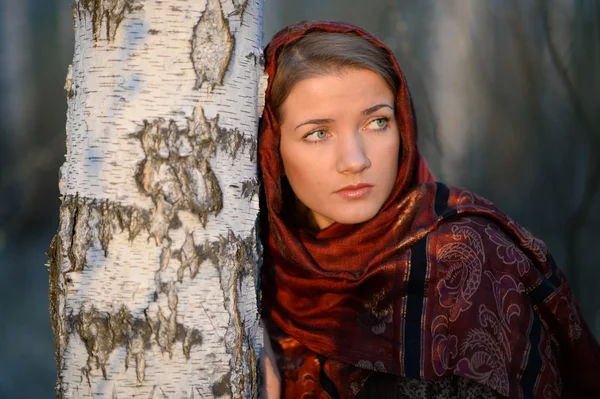 Русская девушка в шарфе в березовом лесу, крупным планом — стоковое фото