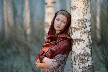 Fularlı bir huş ağacı ormanda Rus kız
