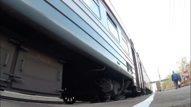 UFA - 17 DE MAYO: El tren eléctrico (trenes), una parada en el pasajero. 17 DE MAYO DE 2015 en UFA, Rusia — Vídeo de stock