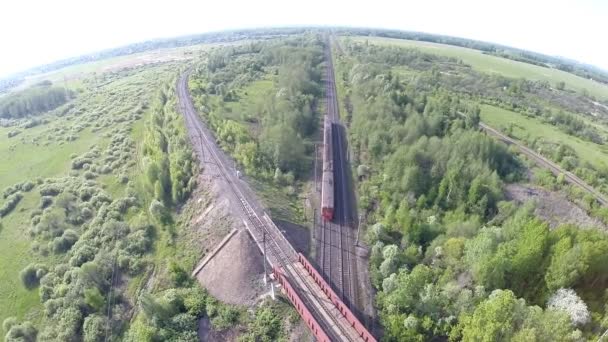 Le train sur les voies ferrées du passage à niveau (passage supérieur du pont) vue de dessus quadrocopters. Russie — Video