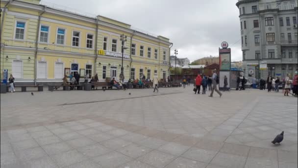 Moskva, Ryssland - maj 11: Snabbmat restaurang McDonalds, Subway Tretyakov 11 maj 2015 i Moskva, Ryssland — Stockvideo