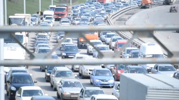 Atasco de tráfico de coches en la carretera — Vídeos de Stock