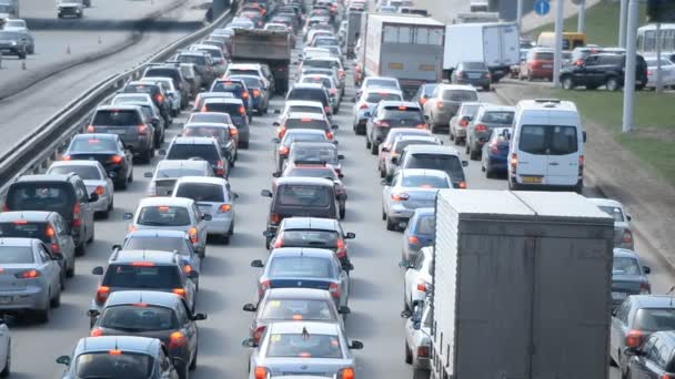 Atasco de tráfico de coches en la carretera — Vídeo de stock