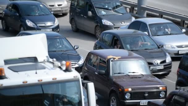 Atasco de tráfico de coches en la carretera — Vídeo de stock