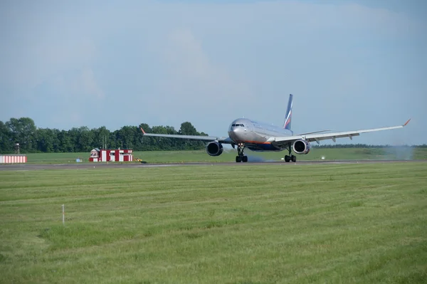 यूएफए, रूस 29 मई 2015: हवाई अड्डे उफा, रूस मई 2015 में विमान एयरबस ए 330-343 एयरोफ्लोट एयरलाइंस — स्टॉक फ़ोटो, इमेज