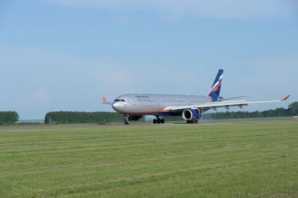 Ufa, Ryssland - 29 maj 2015: Flygplan Airbus A330-343 Aeroflot flygbolag på flygplatsen Ufa, Ryssland maj 2015 — Stockfoto