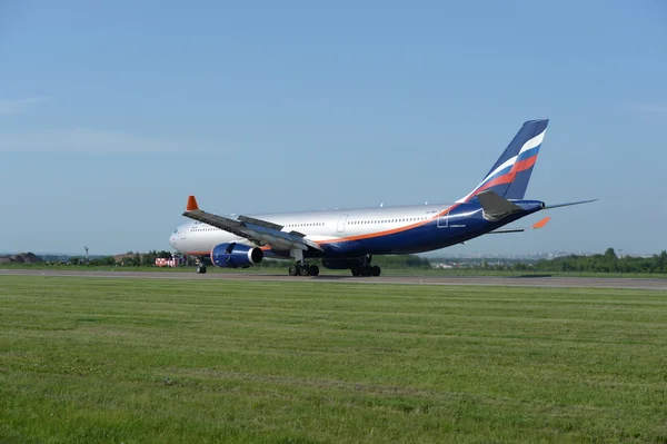 Ufa, Ryssland - 29 maj 2015: Flygplan Airbus A330-343 Aeroflot flygbolag på flygplatsen Ufa, Ryssland maj 2015 — Stockfoto