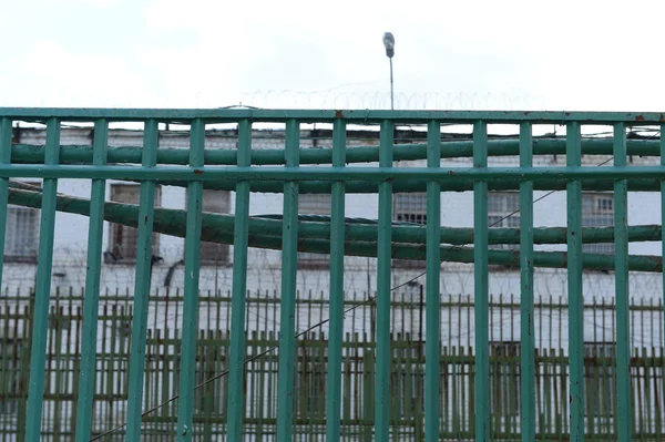 Valla en la colonia de régimen especial. Perímetro interior — Foto de Stock