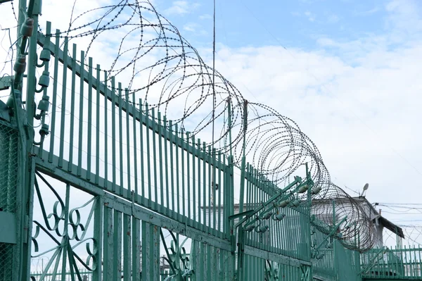 Valla en la colonia de régimen especial. Perímetro interior Fotos de stock libres de derechos