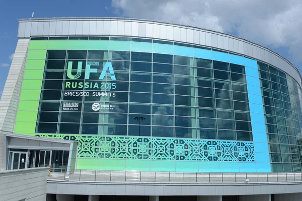 UFA, RUSSIA - 25 GIUGNO 2015: Palazzo dei Congressi complesso con il logo del vertice dello SCO e BRICS tenutosi a Ufa 8-10 luglio 2015 Fotografia Stock