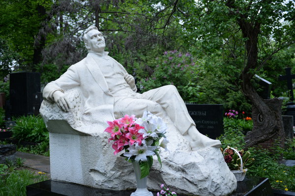 МОСКВА, 15 МАЯ: Памятник на могиле Фёдора Шаляпина, Новодевичье кладбище 15 мая 2015 года в Москве, Россия
