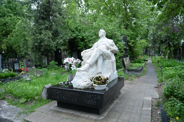 MOSCOW, - MAIO 15: Monumento na sepultura de Fyodor Chaliapin, o cemitério Novodevichy MAIO 15, 2015 em Moscou, Rússia — Fotografia de Stock