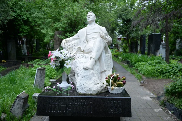 Moskau, - 15. Mai: Denkmal auf dem Grab von fjodor chaliapin, dem Nowodewitschij-Friedhof in moskau, russland lizenzfreie Stockfotos