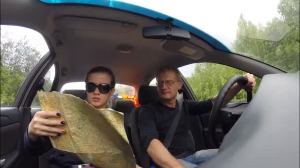 Una famiglia di due persone che viaggiano in macchina . — Video Stock