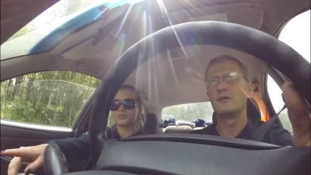 Arabada seyahat iki kişilik bir ailenin. — Stok video