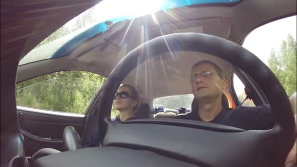 Une famille de deux personnes voyageant en voiture . — Video