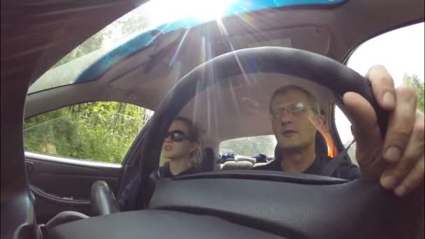 Une famille de deux personnes voyageant en voiture . — Video