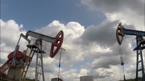 Pompes à huile. Équipement de l'industrie pétrolière. Nuages orageux. caméra mobile 