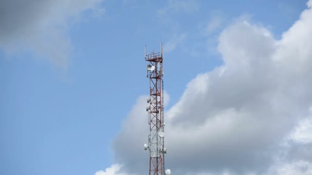 Telekommunikationen står hög på bakgrund av den molnig himmel — Stockvideo