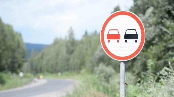 Route d'été de campagne. Aucun panneau de signalisation de dépassement 