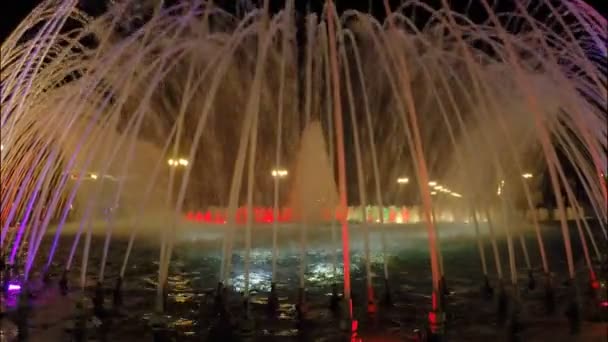 Fontaine avec lumières multicolores la nuit — Video