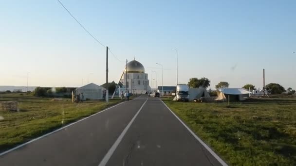 Bolgar, RÚSSIA - 01 de setembro de 2015: Um sinal memorial em homenagem à adoção do Islã pelo Volga Bulgária em 922 em Bolgar, Tataristão, Rússia. É o maior Alcorão impresso do mundo — Vídeo de Stock