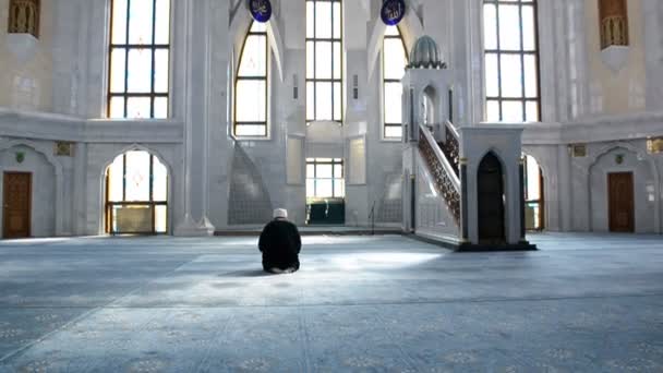 QoL Sharif (Qolsherif, Kol Sharif, Kul Sharif) moskee binnen in Kremlin van Kazan, Tatarstan, Rusland. — Stockvideo