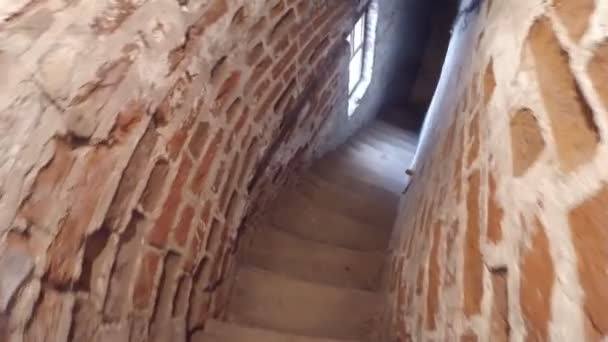 De afdaling onderaan de smalle donkere gang trap oude grot — Stockvideo