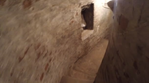 La descente dans l'étroit couloir sombre escaliers ancienne grotte — Video