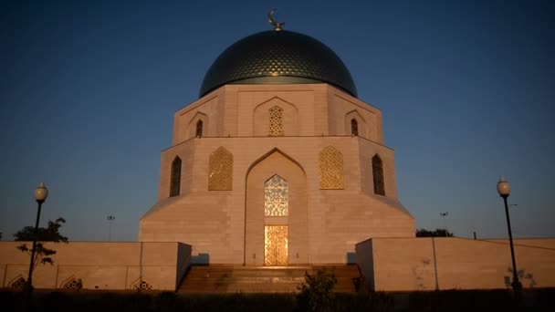 Bolgar, RÚSSIA - 01 de setembro de 2015: Um sinal memorial em homenagem à adoção do Islã pelo Volga Bulgária em 922 em Bolgar, Tataristão, Rússia. É o maior Alcorão impresso do mundo — Vídeo de Stock