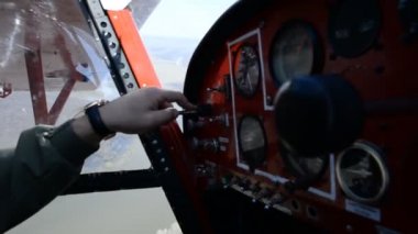 Kontrollerde, küçük uçak pilotu.