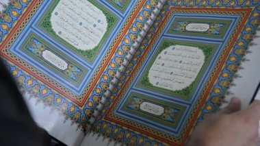 Yerli (Arapça) camide Kur'an okur