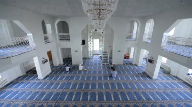 Salavat, Rusya - 17 Temmuz 2015: Bir camide sadık Müslümanlar. Eid al - Fitr Salavat, Başkurdistan, Rusya Federasyonu içinde tatil.