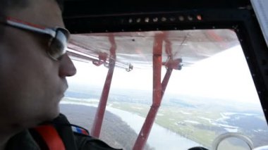 Kontrollerde, küçük uçak pilotu.