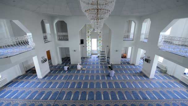 SALAVAT, RUSIA - 17 de julio de 2015: Los fieles musulmanes en una mezquita. La fiesta de Eid al - Fitr en Salavat, Bashkortostán, Rusia . — Vídeos de Stock