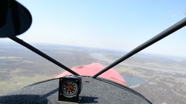 La vista desde el avión ligero de cabina durante el vuelo. La cámara en la cabina — Vídeo de stock