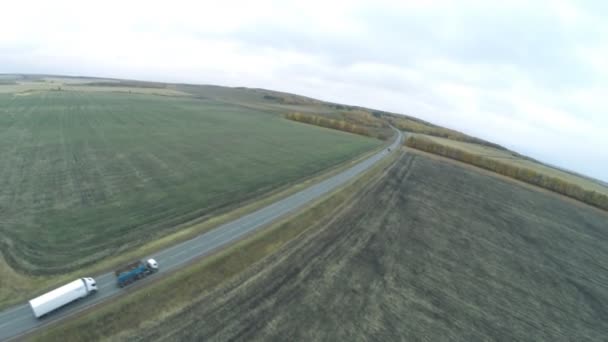 Flygfoto. Slingrande vägar, highway under hösten. Motorväg M7 "Volga" Moskva - Ufa, Ryssland (E 22) — Stockvideo