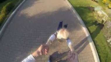Genç oğlu etrafında dönen bir baba bakış atış onların