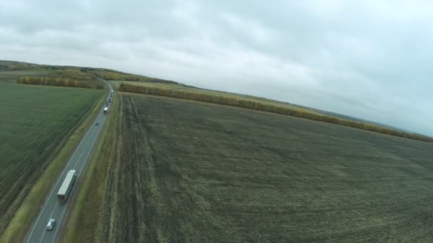 Letecký pohled. Klikaté silnice, dálnice na podzim. Dálnice M7 "Volha" Moskva - Ufa, Rusko (E 22) — Stock video