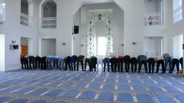 Os fiéis muçulmanos em uma mesquita — Vídeo de Stock